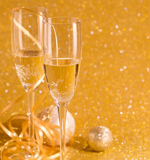 Para kieliszek szampana. Nowy rok uroczystości lub wesele koncepcja tematu - Zdjęcie, obraz