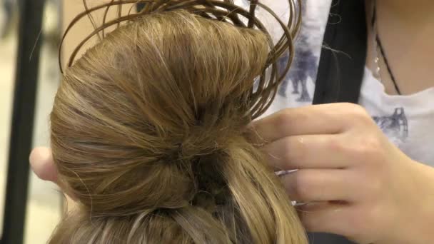 Sprawia, że fryzjer fryzurę kobieta - Materiał filmowy, wideo