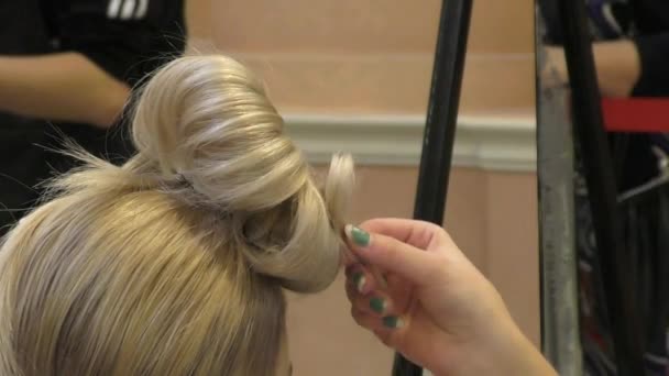 Cabeleireiro faz penteado mulher
 - Filmagem, Vídeo