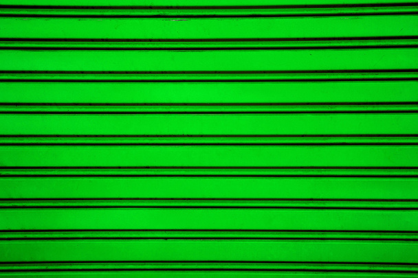 Зеленый стальной роторный фон двери (гаражная дверь с
 - Фото, изображение
