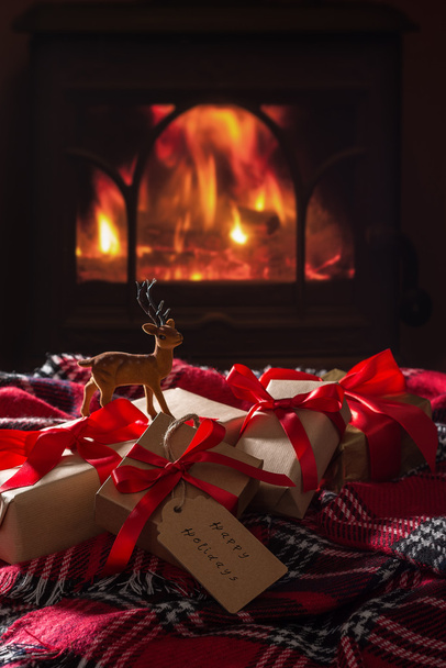 Presentes de Natal perto do fogo
 - Foto, Imagem