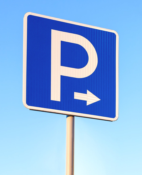 Primer plano de una señal de aparcamiento contra el cielo azul
 - Foto, Imagen