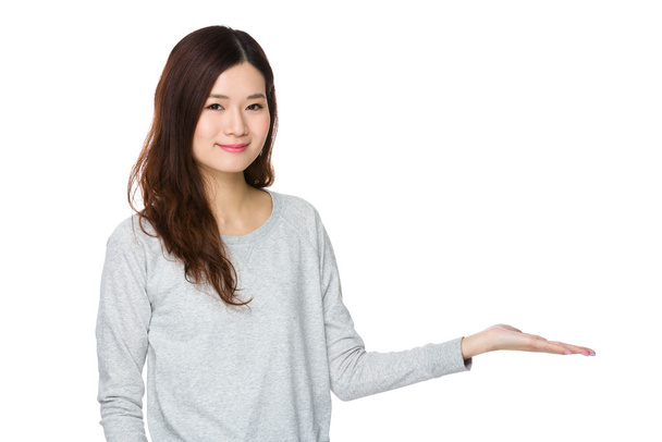 Mujer joven asiática en suéter gris
 - Foto, Imagen