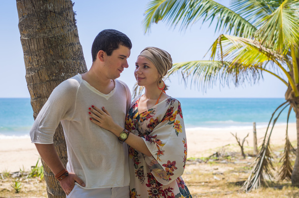 Jeune couple attrayant sur une plage tropicale
 - Photo, image