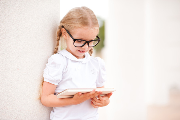 Schattig leerling meisje met tablet pc - Foto, afbeelding