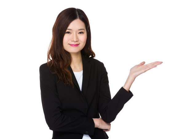 ビジネス スーツの若いアジア女性実業家 - 写真・画像