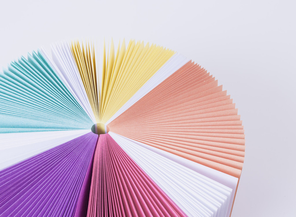 papel de color para notas arco iris sobre una mesa blanca. Fondo blanco
. - Foto, Imagen