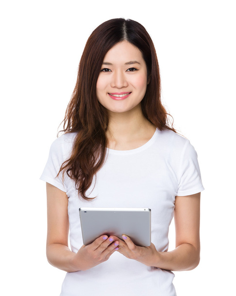 азіатська молода жінка в білій футболці
 - Фото, зображення