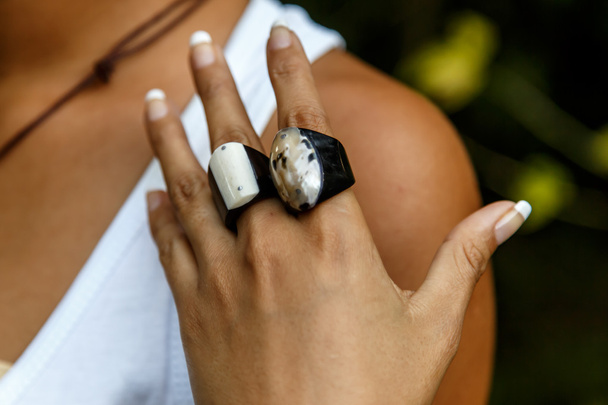 meisje weergegeven: handgemaakte ringen - Foto, afbeelding
