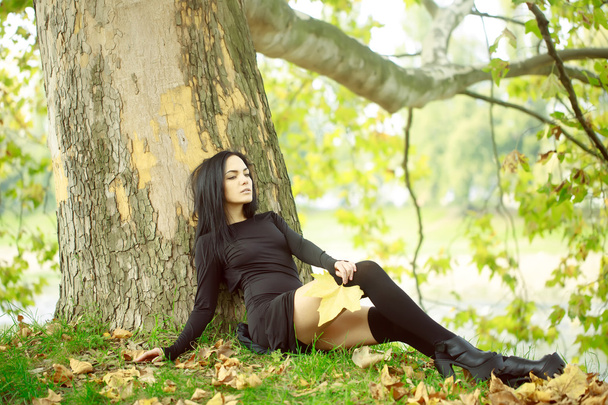 Woman outdoor in autumn - Foto, imagen
