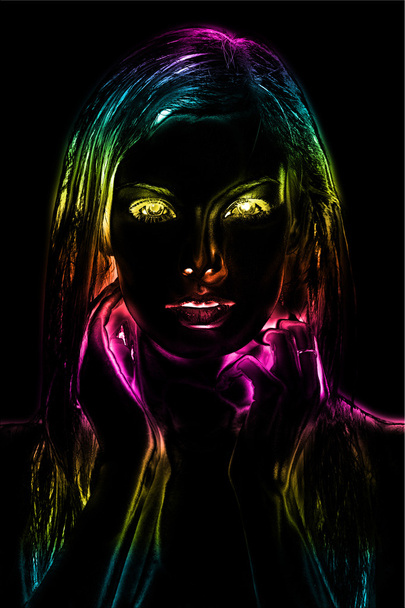 Neon licht abstracte digitale kunst beeld van een vrouw gezicht close-up. Gloeiende ogen en een zwarte achtergrond maken een groot contrast. - Foto, afbeelding