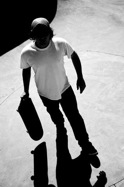 skateboarder dude silhouet - Foto, afbeelding