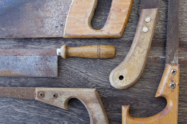serras / velhos detalhes serras de mão no fundo de madeira
 - Foto, Imagem