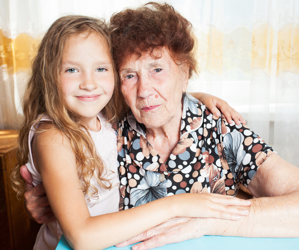 yaşlı kadın ile büyük-torun - Fotoğraf, Görsel