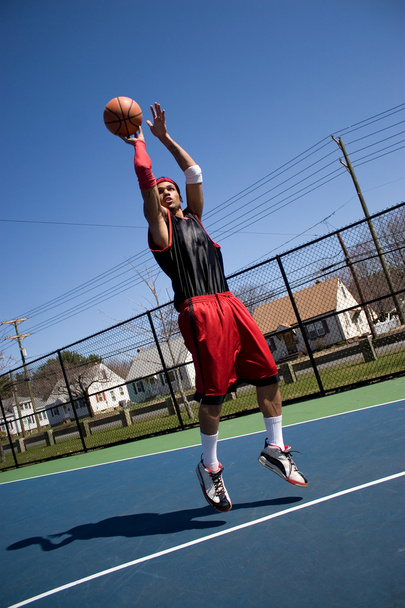 Basketballspieler schießen - Foto, Bild