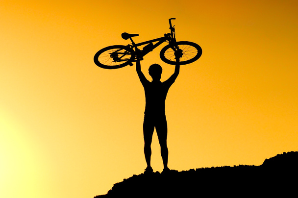 silhueta de um ciclista de bicicleta de montanha
 - Foto, Imagem