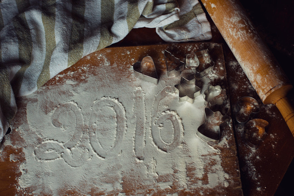 Wooden table with flour - Foto, afbeelding