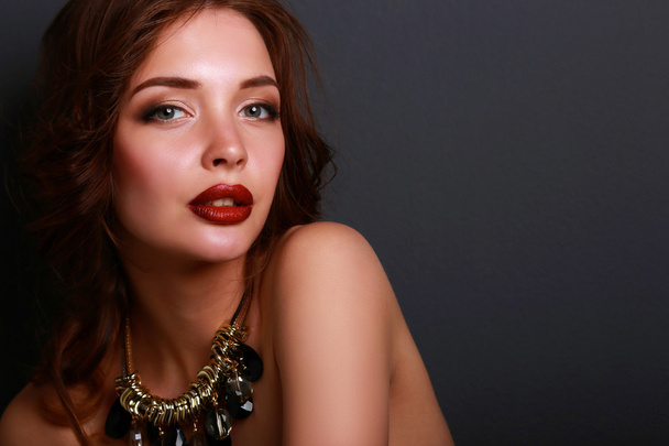 Portrait of young beautiful woman with jewelry - Foto, afbeelding