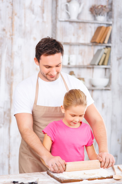 Happy father and daughter baking together - Foto, immagini