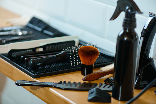 Dispositivos de cabeleireiro deitado sobre a mesa
 - Foto, Imagem
