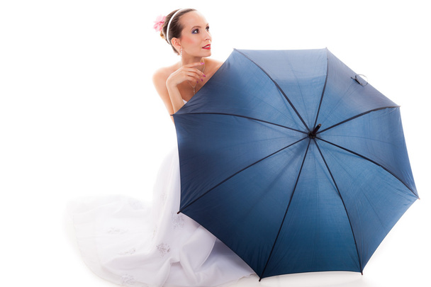 noiva de comprimento total no vestido de casamento mantém guarda-chuva
 - Foto, Imagem