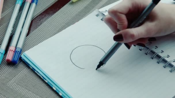Η επιχειρηματίας αντλεί το γράφημα σε ένα σημειωματάριο - Πλάνα, βίντεο