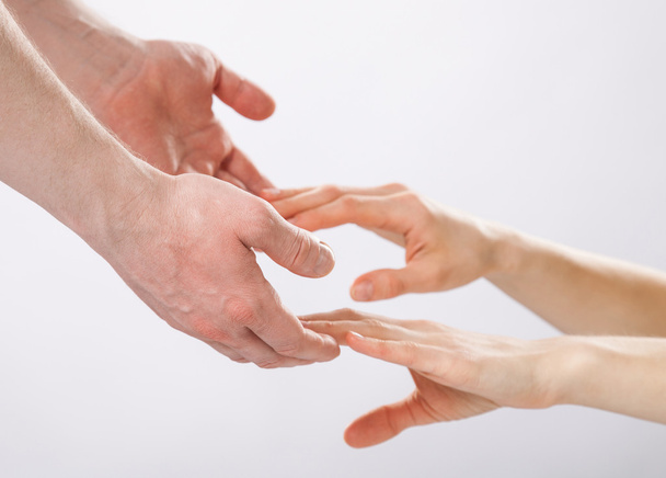  Мужские руки держат женские руки
  - Фото, изображение