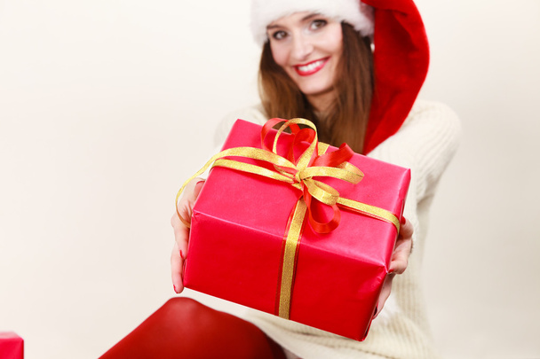smiling Woman holding present - Foto, afbeelding