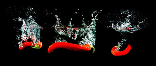 червоний перець чилі у воді
 - Фото, зображення