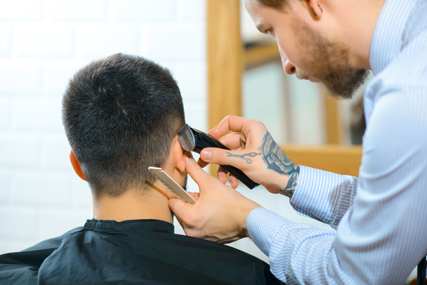 Professional barber holding razor - Foto, afbeelding