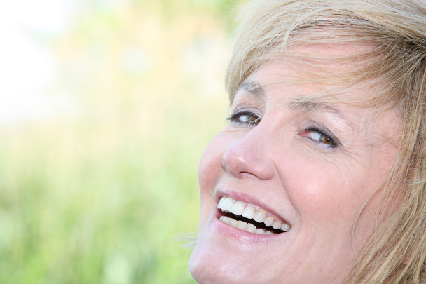 του προσώπου closeup του ένα χαμογελαστό γυναίκα με ένα πλατύ χαμόγελο - Φωτογραφία, εικόνα