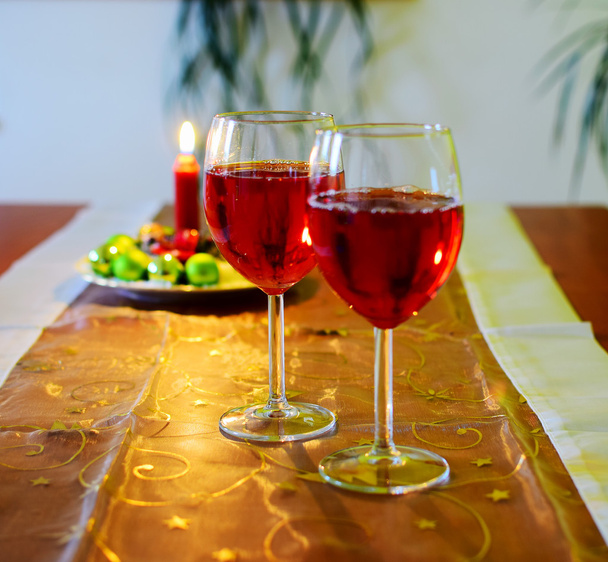 Copas de vino con vino tinto y decoración navideña
 - Foto, imagen
