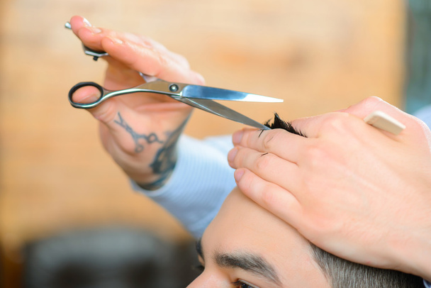 Professional barber  making haircut - Foto, Imagem