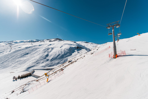 Ανελκυστήρες σκι κατά τη διάρκεια λαμπρή ημέρα του χειμώνα - Φωτογραφία, εικόνα