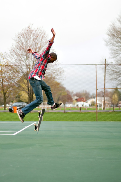 Скейтбордист исполняет трюки
 - Фото, изображение