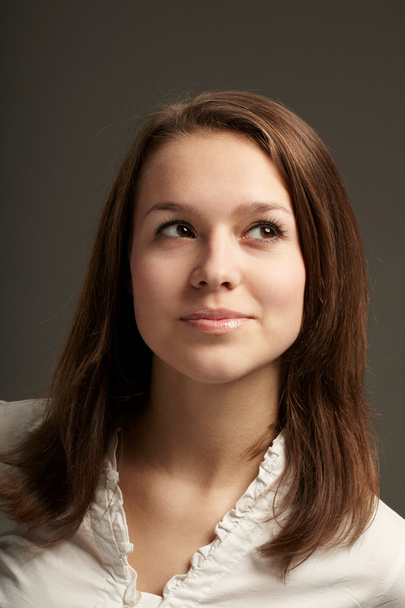 Egy fiatal, csinos nő portréja - Fotó, kép