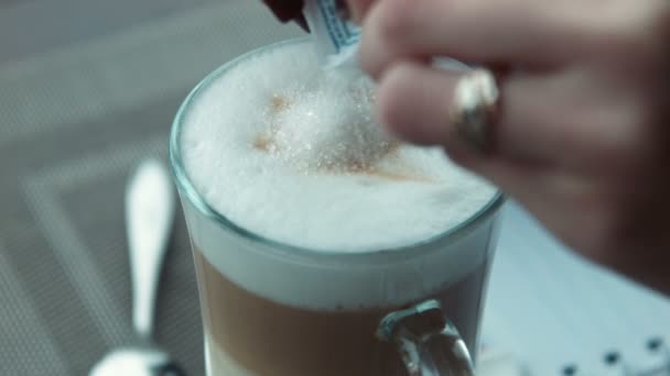 das Mädchen füllt Zucker in Kaffee und rührt um - Filmmaterial, Video