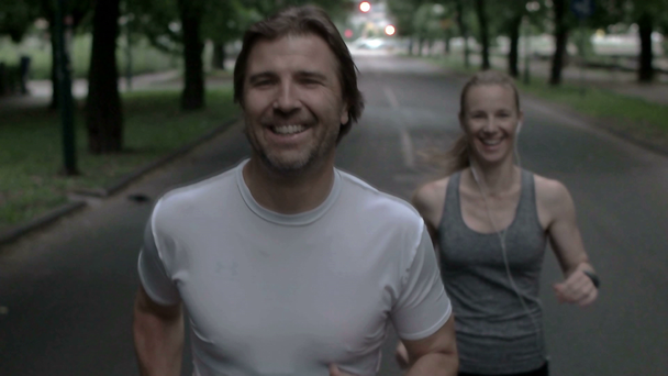 Paar joggt am frühen Morgen - Filmmaterial, Video