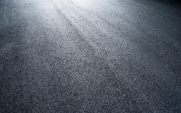 droga asfaltowa w świetle - Zdjęcie, obraz