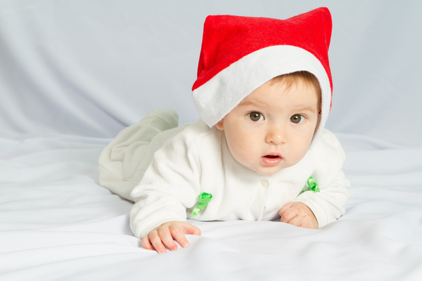 carino felice neonato in cappello di Natale
 - Foto, immagini