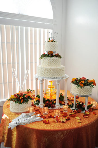 Gâteau de mariage à plusieurs niveaux
 - Photo, image