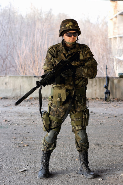 wojskowych facet trzyma broń - Zdjęcie, obraz