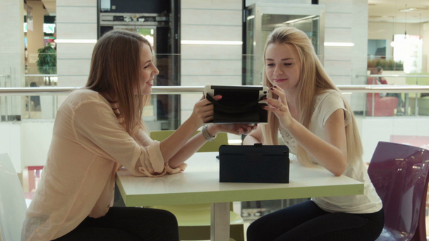 INTERTAINMENT Merkezi'de iki kız konuşuyor ve tablet içinde bak - Video, Çekim