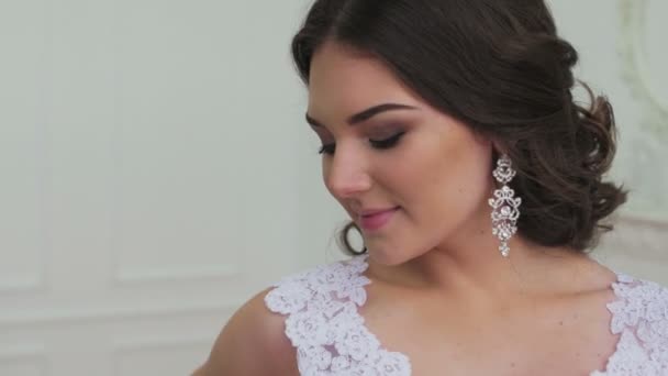 Mosolygós boldog menyasszony portré háttér fehér hall - Felvétel, videó