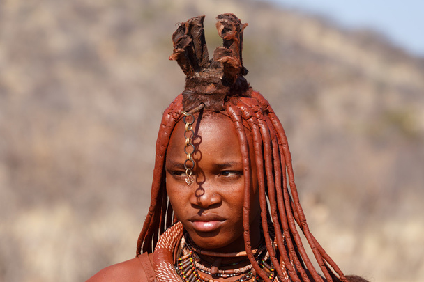Himba femme avec des ornements sur le cou dans le village
 - Photo, image