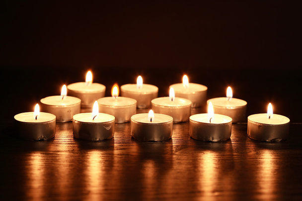 svíčky na tmavé - Fotografie, Obrázek