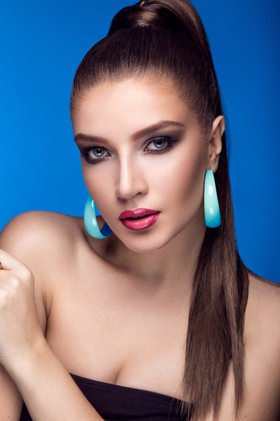 Beautiful woman with evening make-up, bright accessories and long straight hair . Smoky eyes. Fashion photo. - Fotoğraf, Görsel