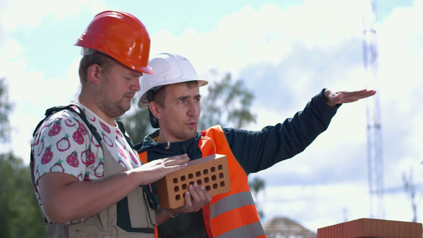 Two Bricklayer or builder or worker build - Imágenes, Vídeo