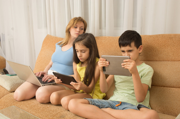 Anne, kızı, oğlu ile dizüstü ve tablet pc. Internet bağımlılığı. - Fotoğraf, Görsel