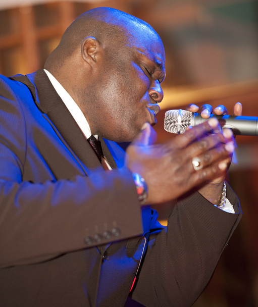 Uomo africano che canta dal vivo
 - Foto, immagini